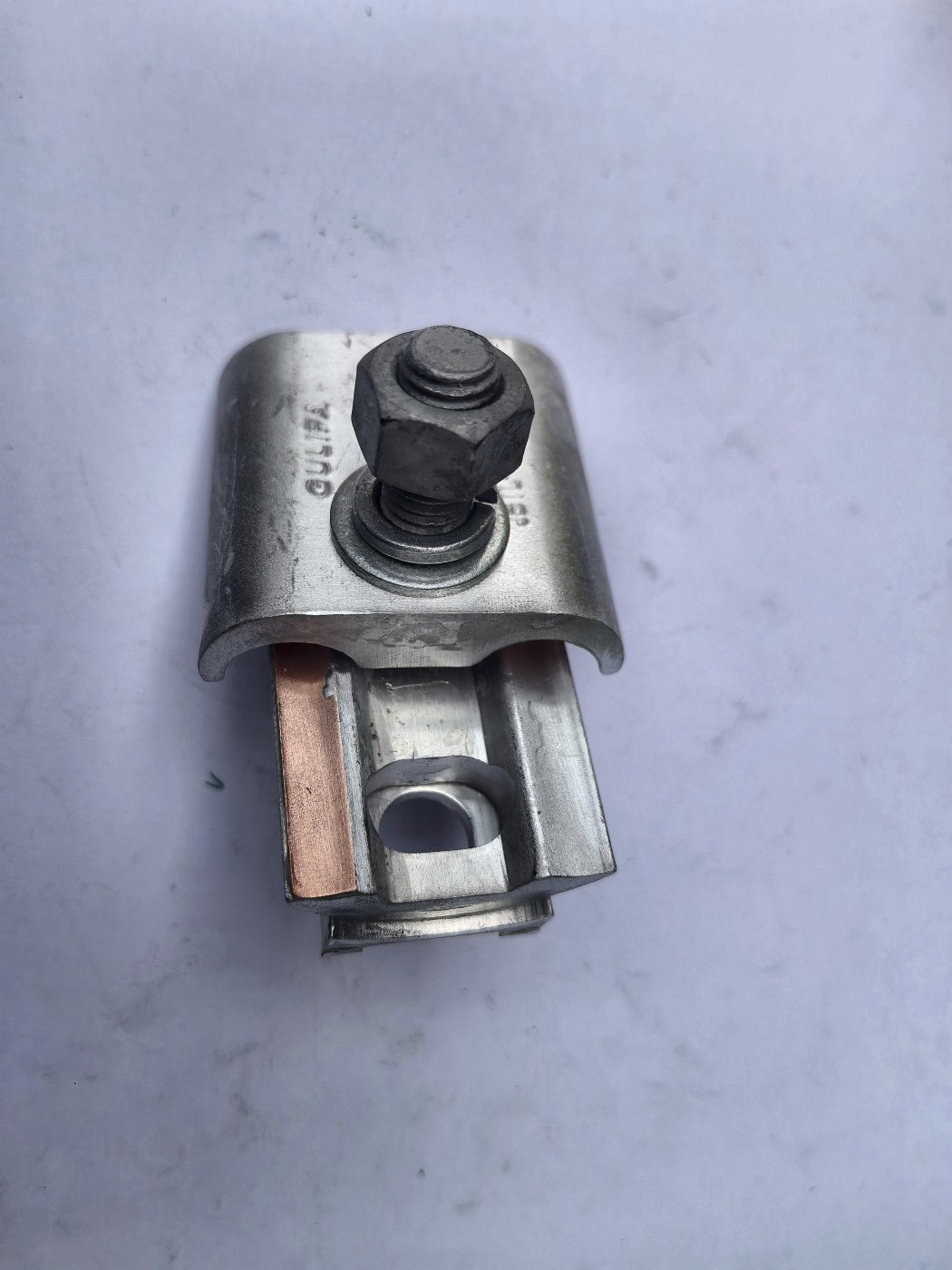 Single-bolt aluminum parallel groove clamp with copper contact plate