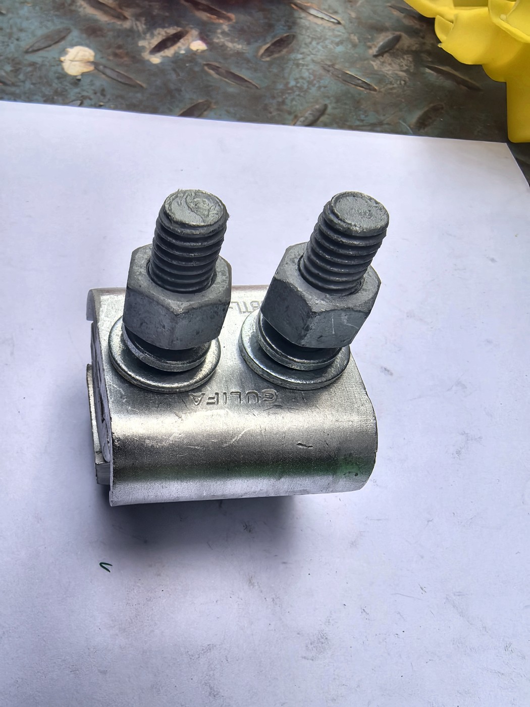 Bolted parallel groove clamp for overhead conductor connection